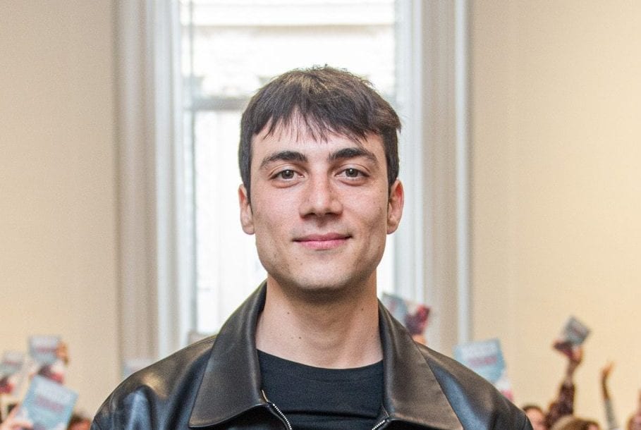 L’attore Matteo Paolillo interpreta Gigi D’Alessio da giovane