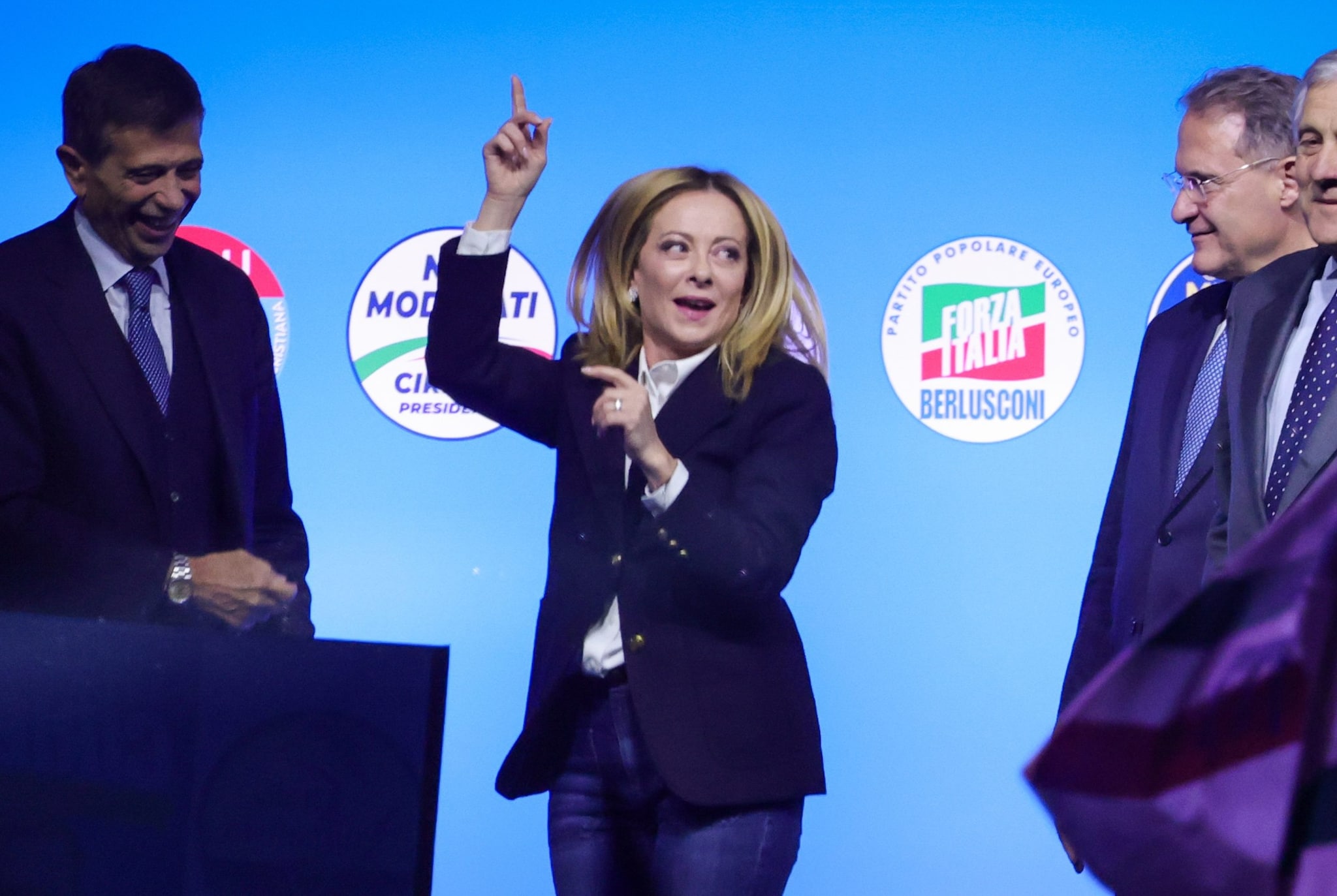 Meloni balla sul palco a Napoli