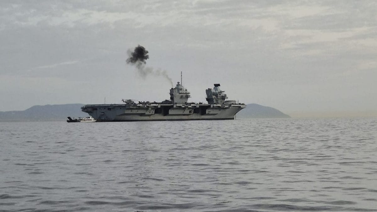 Una delle navi da guerra presenti oggi nel Golfo di Napoli (Fanpage.it)