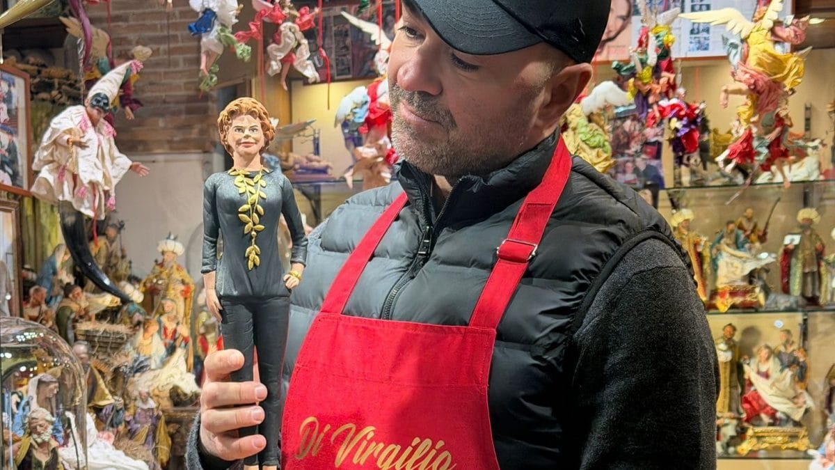 Genny Di Virgilio e la statuina di Ornella Vanoni