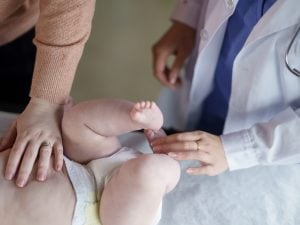 pediatra-pannolino-neonato-iStock-2212965898-1763491436771-300x225.jpg