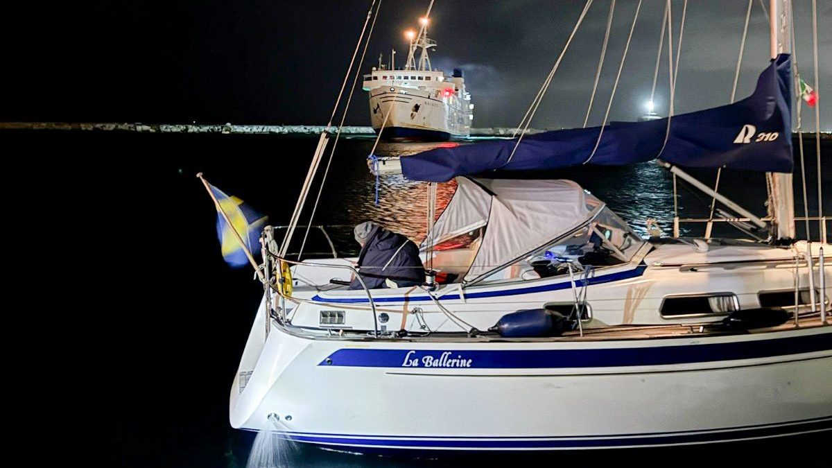 L’imbarcazione ferma a Procida / foto Pugliese