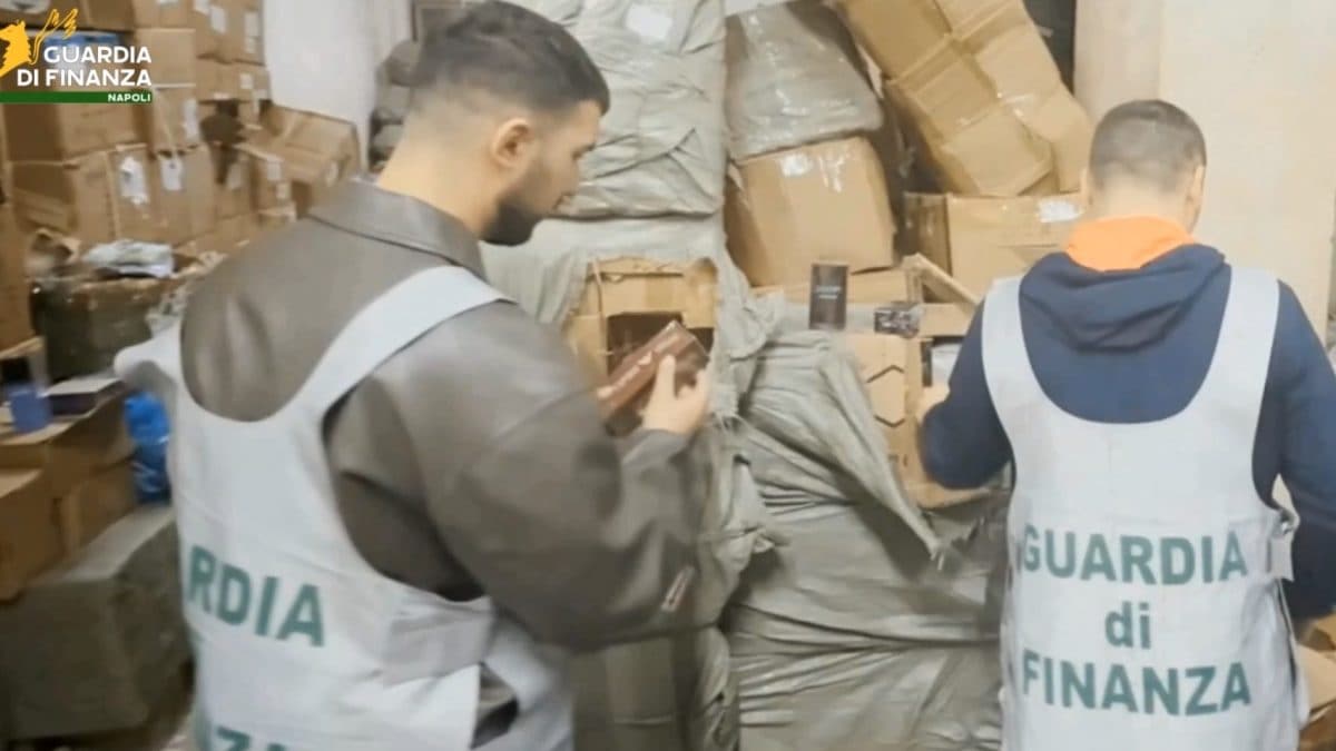 I profumi falsi sequestrati dalla Guardia di Finanza