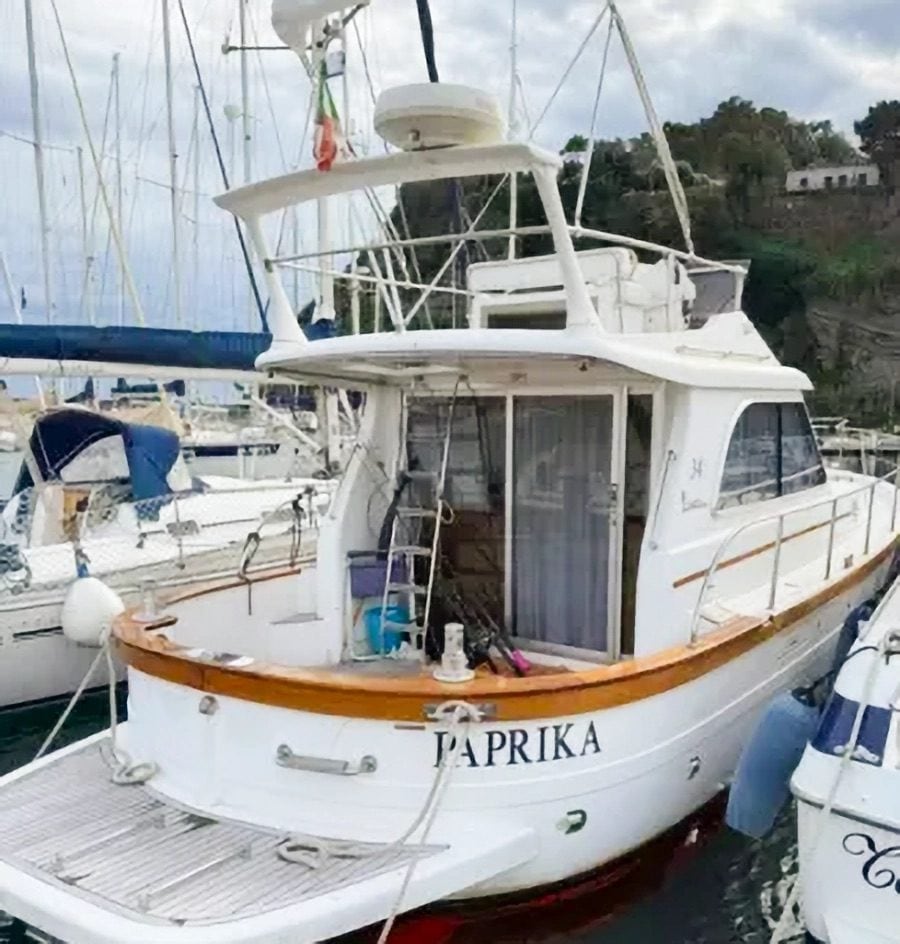 La barca di Fico ormeggiata a Procida