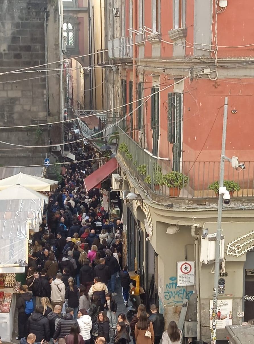 La folla in via San Gregorio Armeno
