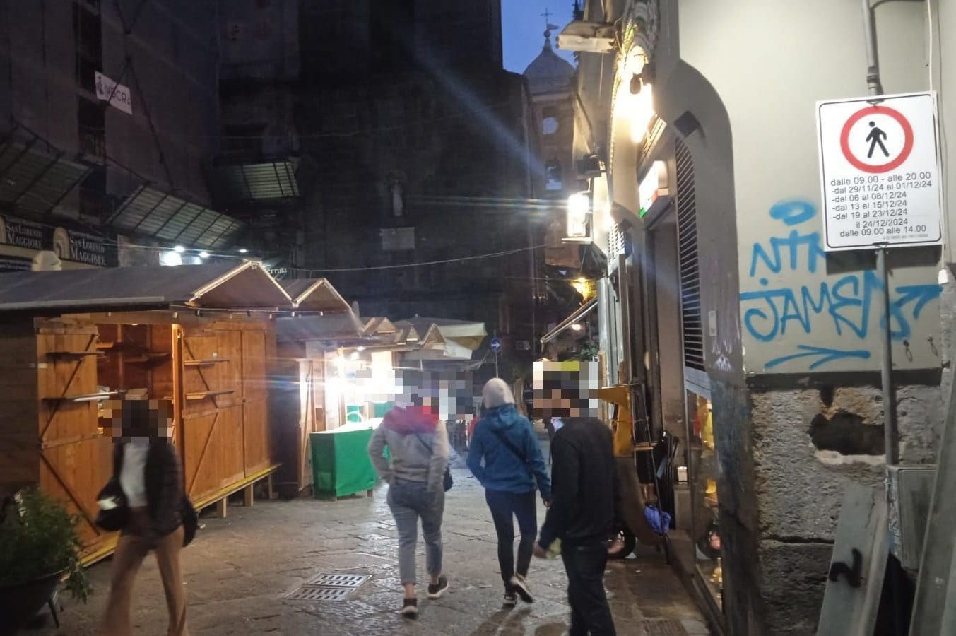 Il senso unico pedonale a San Gregorio Armeno