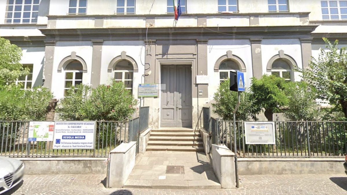 La scuola media "Calcara" di Marcianise (Caserta)