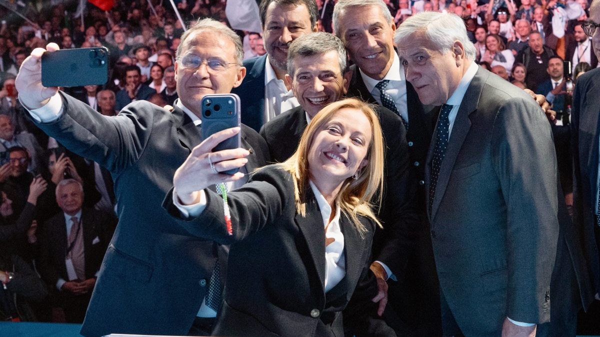 Il selfie di Meloni, Salvini, Tajani e Lupi con Cirielli