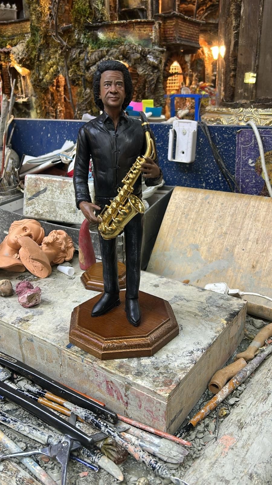 La statuina di James Senese donata all’associazione dei bottegai