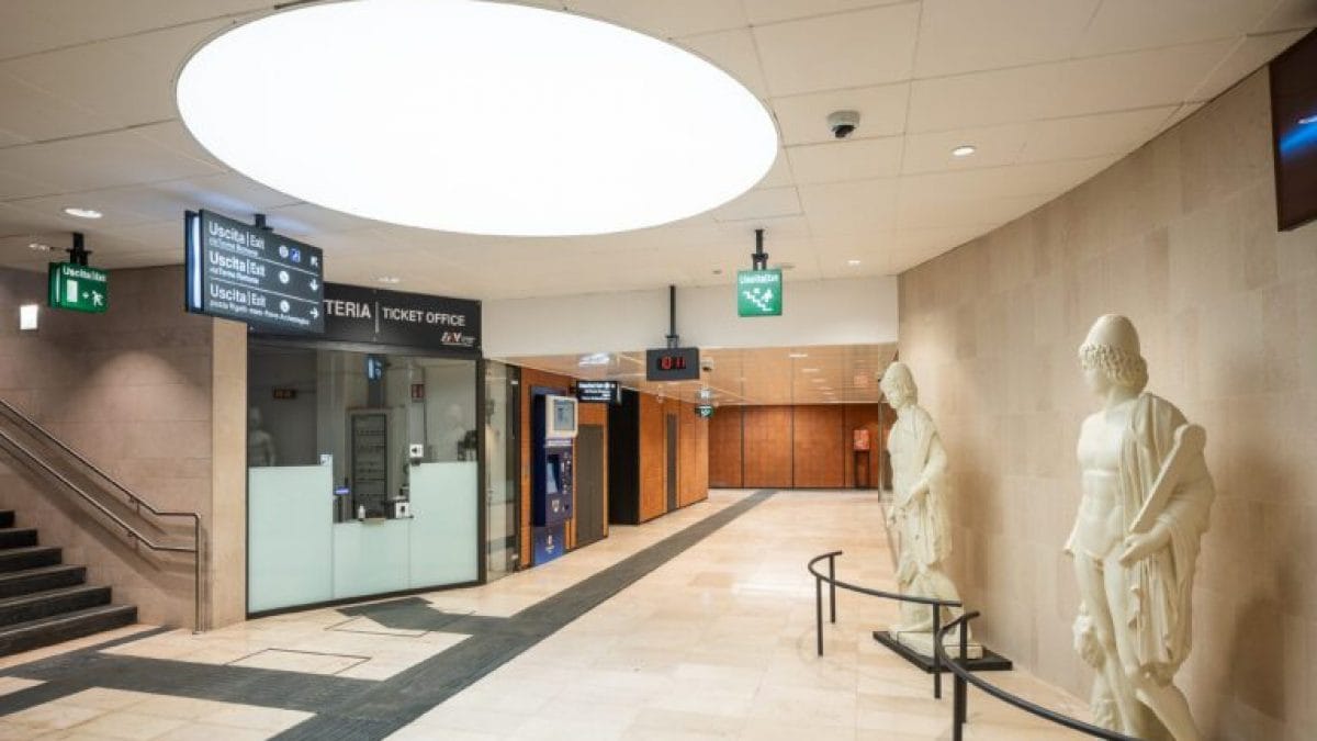 Gli interni della stazione di Baia della Cumana