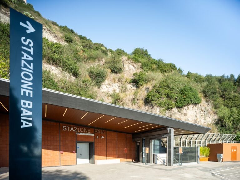L’ingresso della stazione di Baia della Cumana