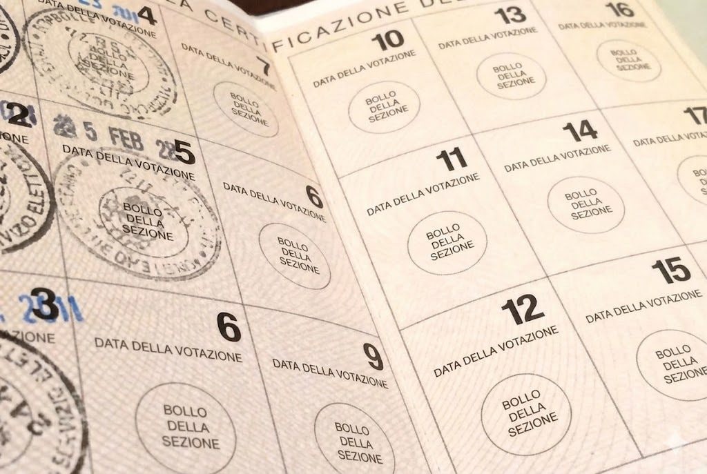 Corruzione elettorale alle Comunali 2026, tessere elettorali e soldi vicino ai seggi: denunce a Casandrino e Mugnano di Napoli