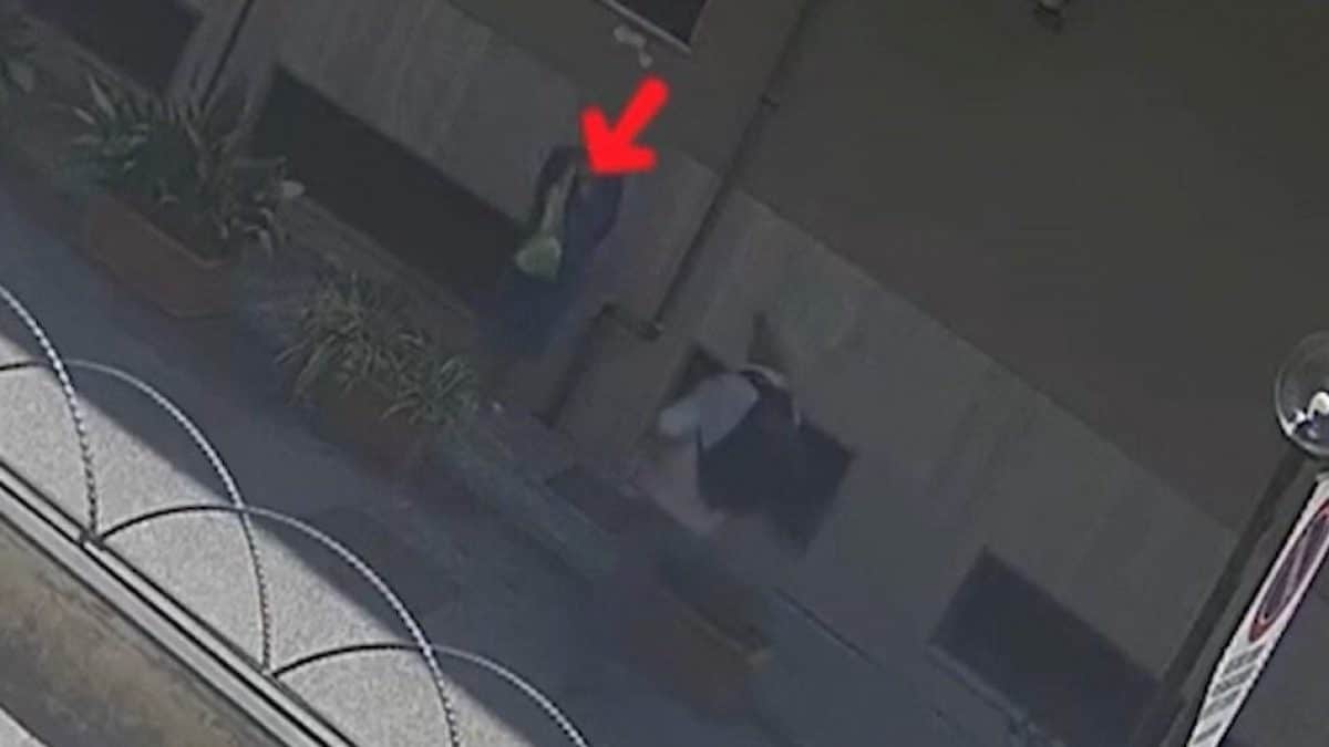 Un frame dei video delle telecamere di sorveglianza che riprendono la vittima e uno dei truffatori