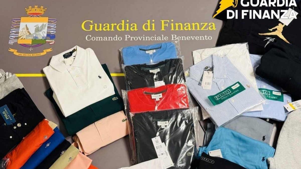 I vestiti contraffatti sequestrati a Benevento