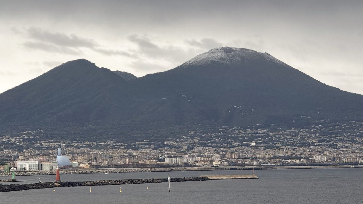 La prima neve sul Vesuvio oggi, sabato 22 novembre 2025