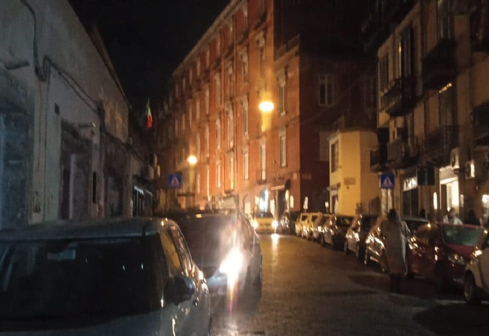 Via Tarsia senza luci di Natale