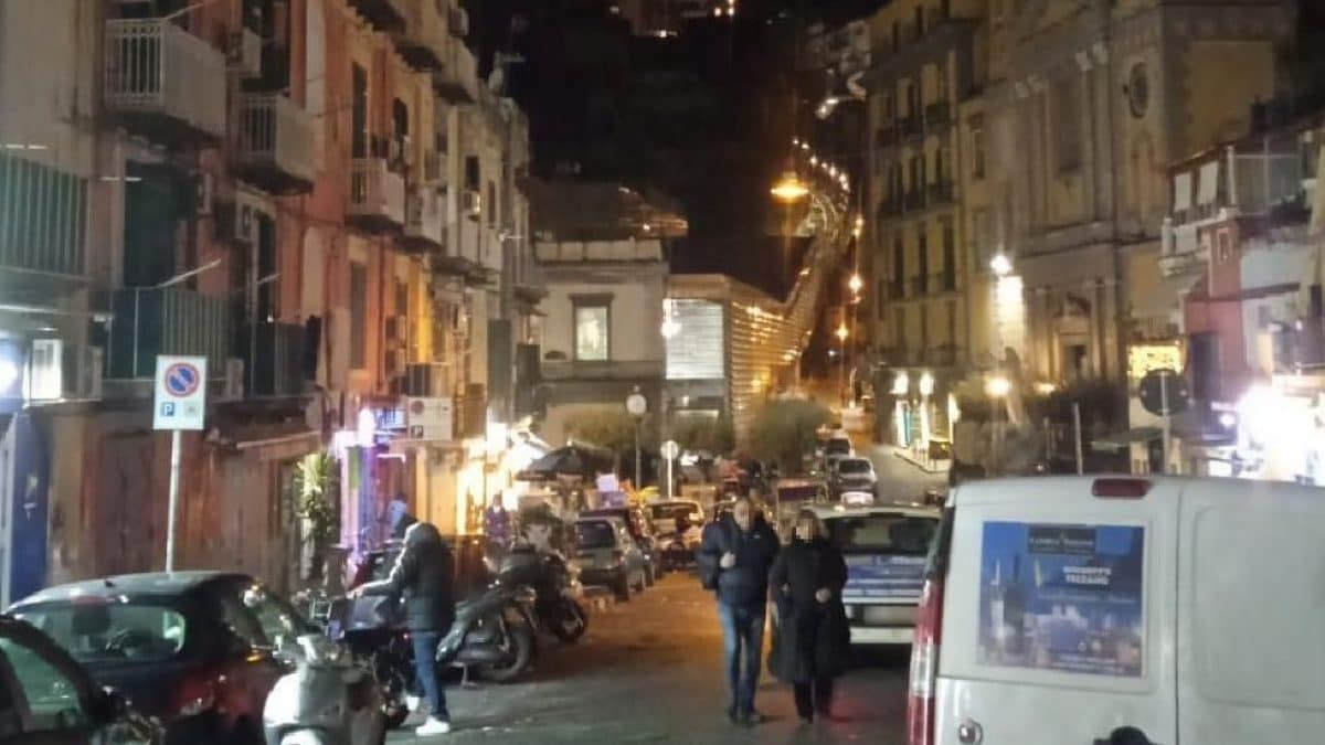 Via Tarsia senza luci di Natale