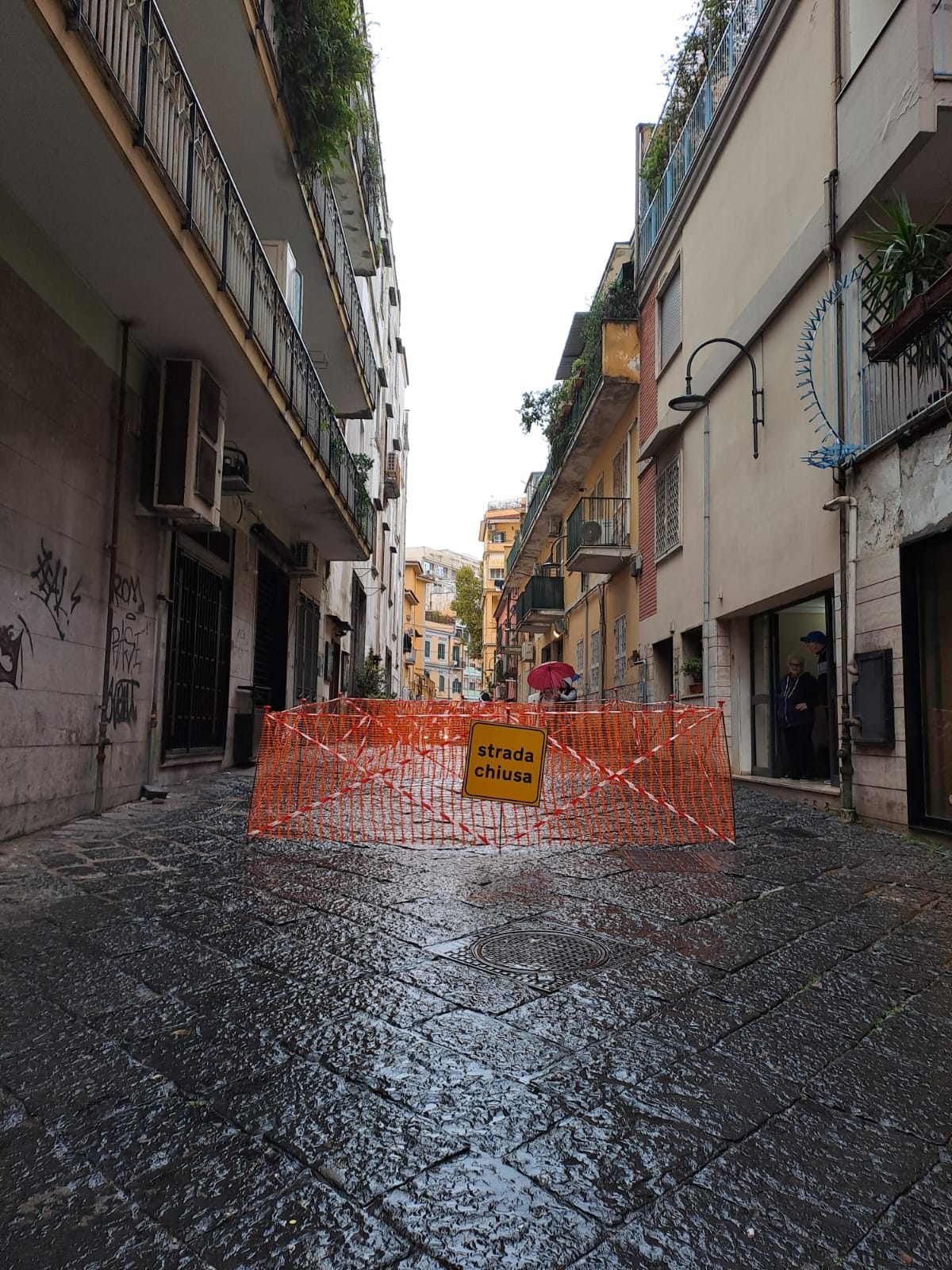 Via Cifariello chiusa dopo un cedimento