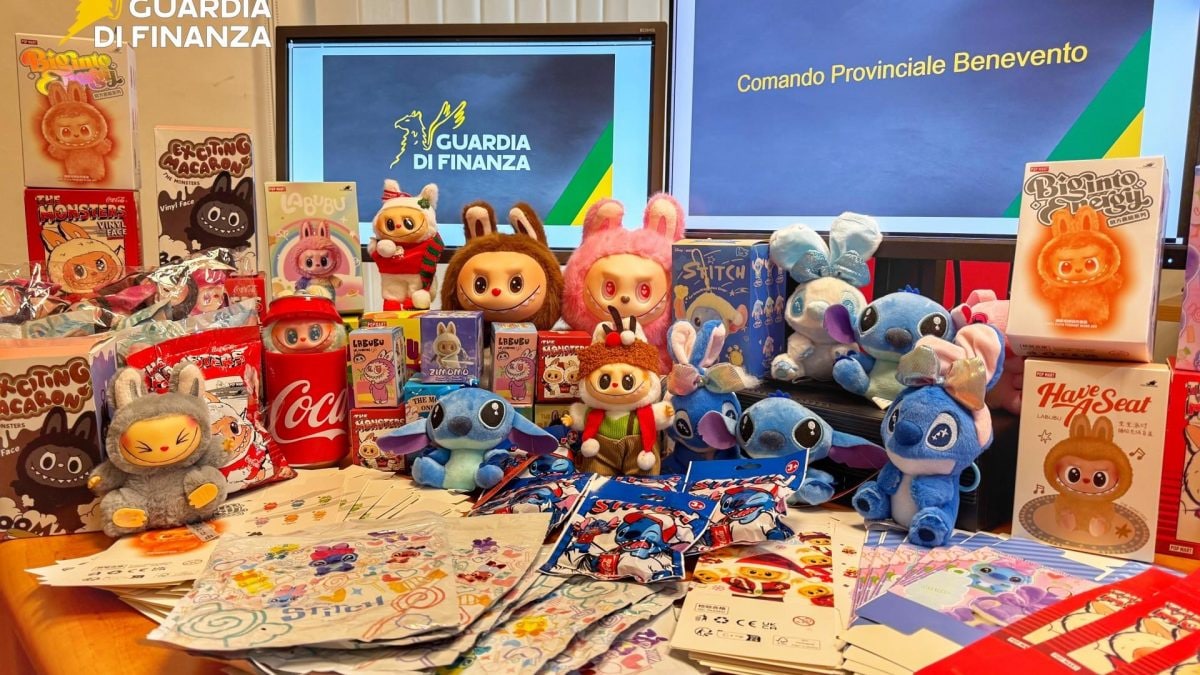 I peluche Labubu falsi sequestrati a Benevento