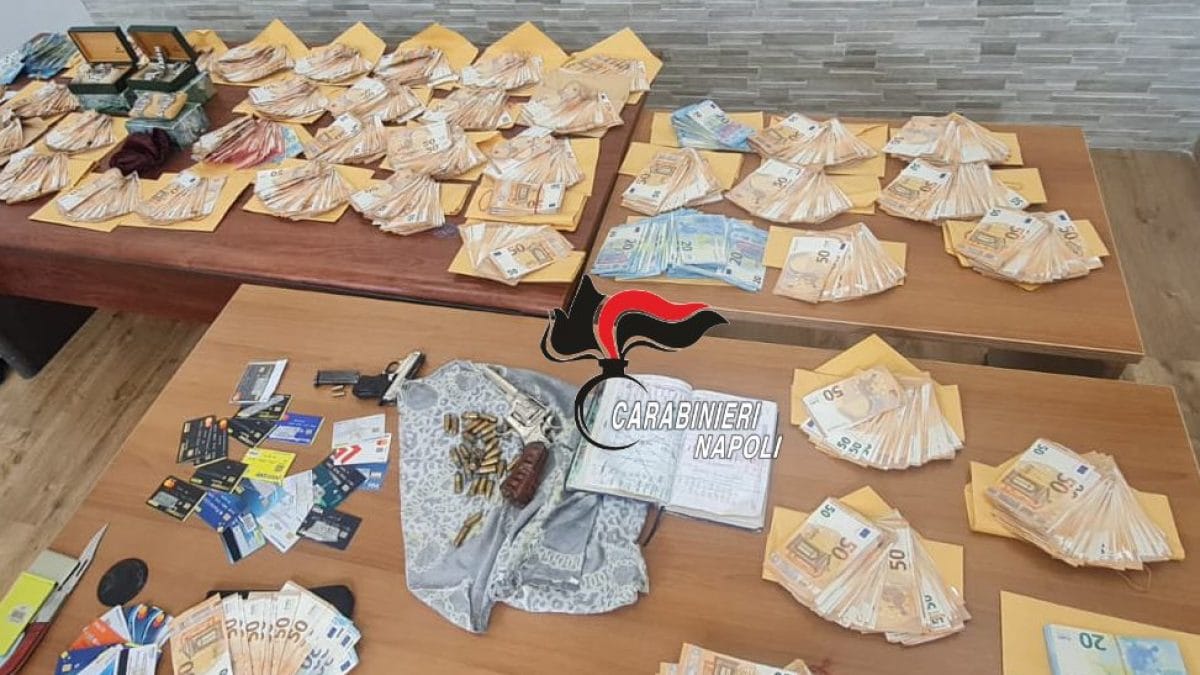 Il denaro sequestrato dai carabinieri