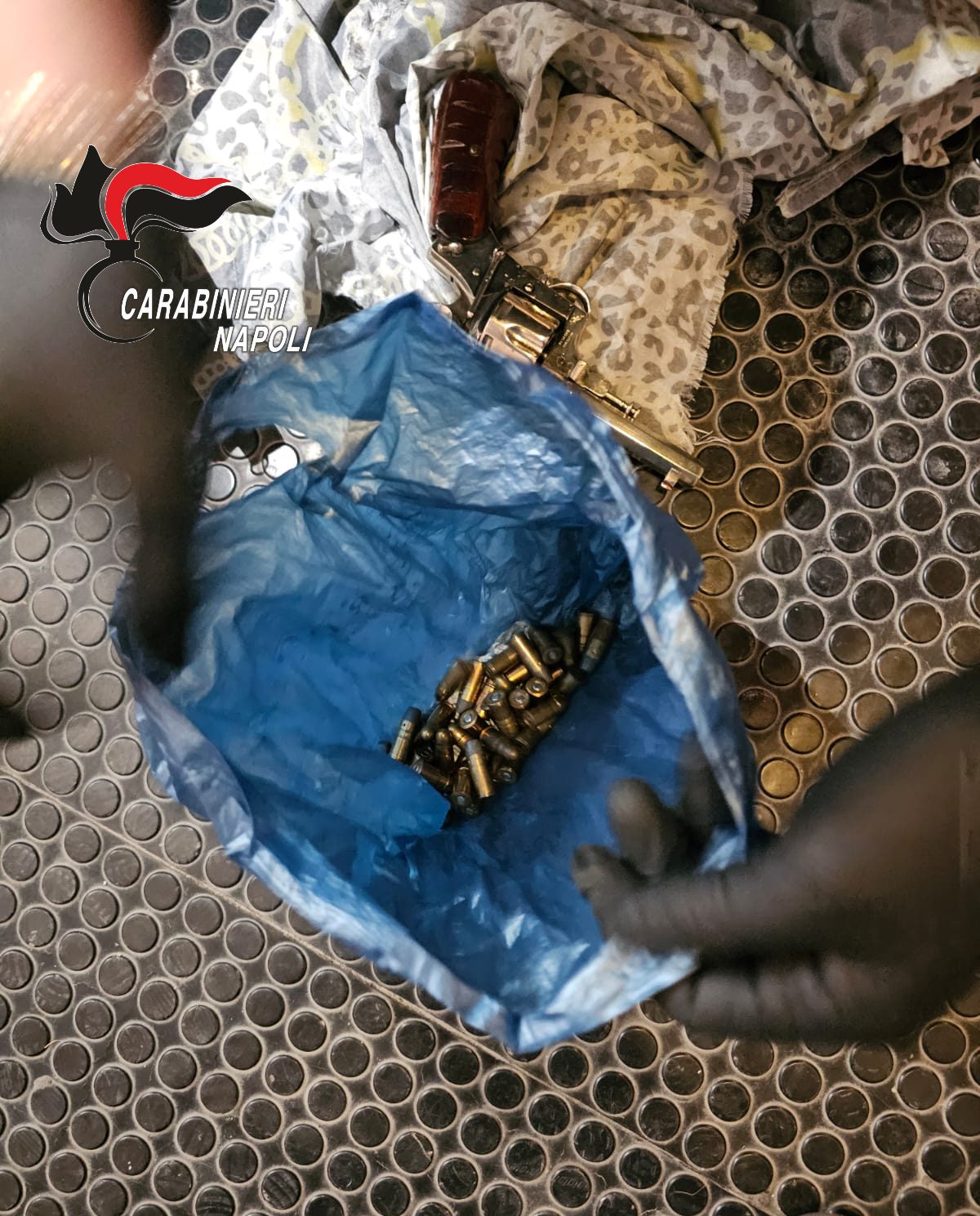 Pistole e proiettili recuperate nel sottoscala