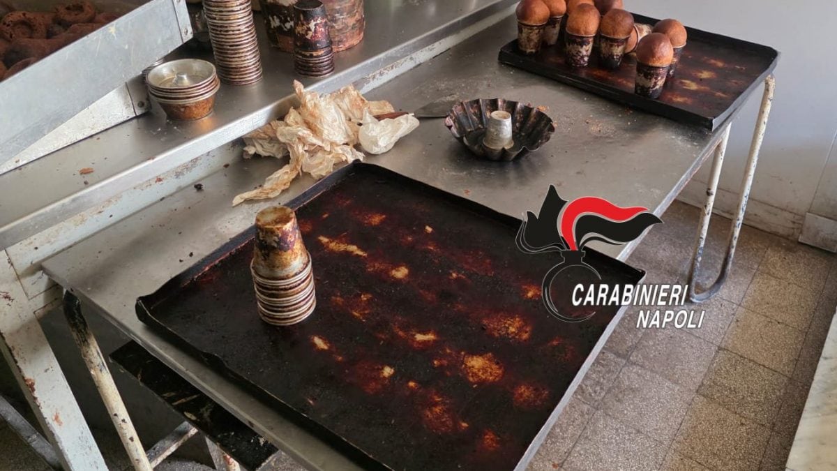 I controlli dei carabinieri nel bar pasticceria di Caivano