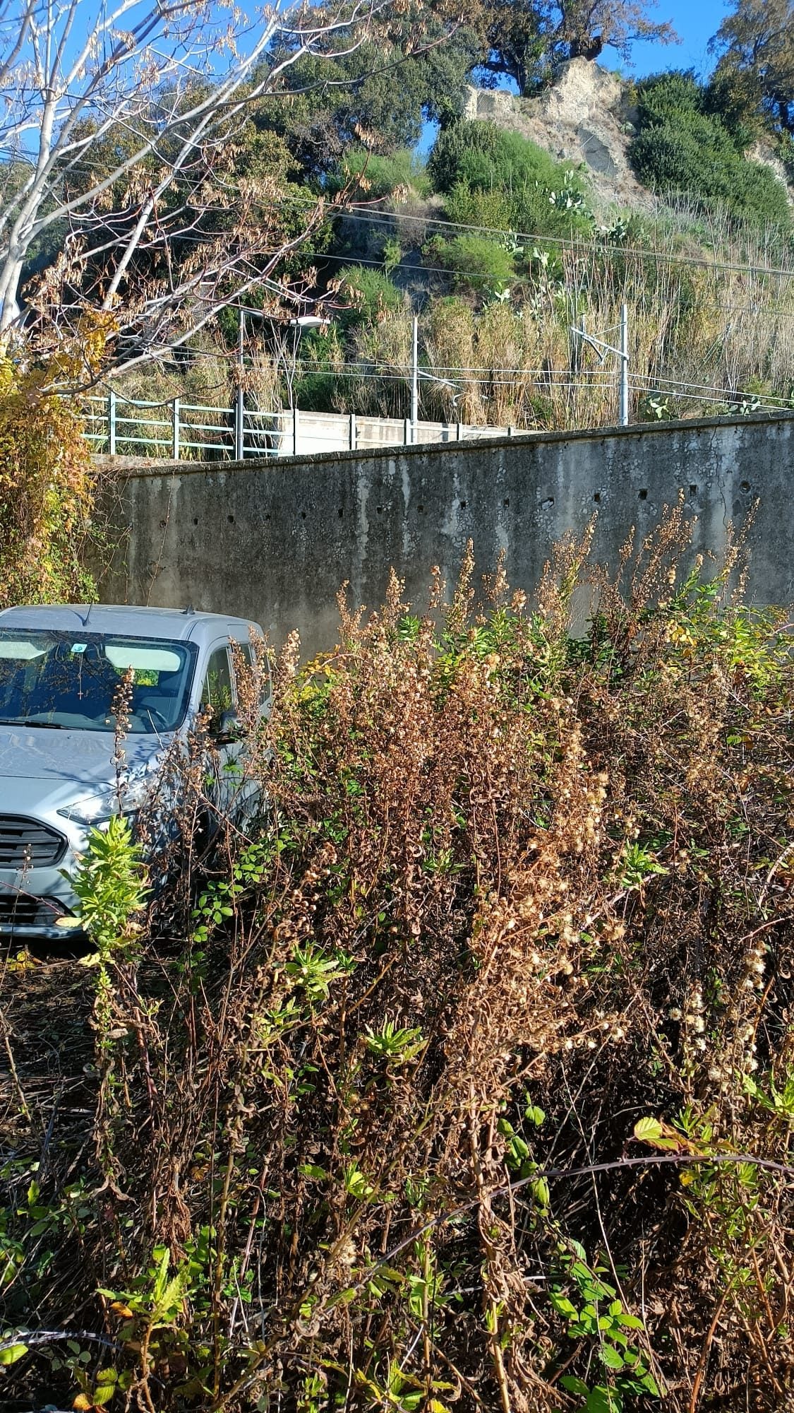Un’altra delle vetture recuperate dalla polizia locale a Pozzuoli