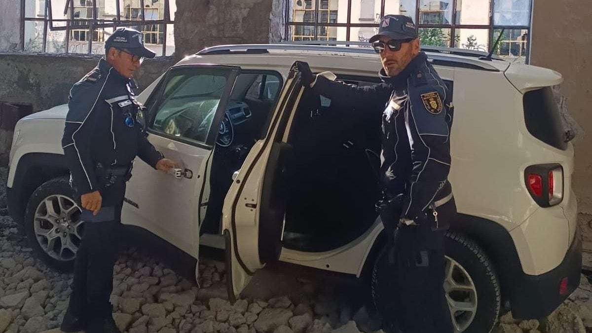 Una delle automobile recuperata dalla polizia locale