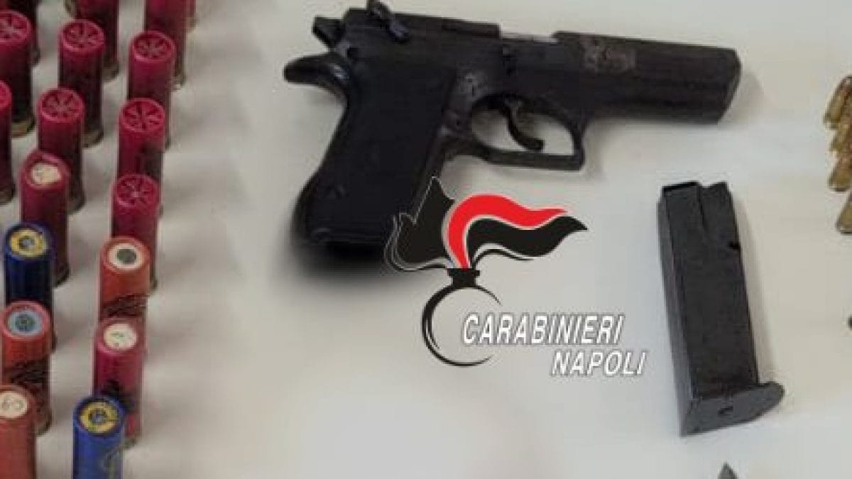 Pistola e munizioni sequestrate dai carabinieri a Secondigliano