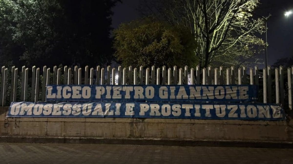 Lo striscione apparso nella notte e subito rimosso