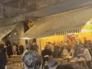 Rissa in strada ad Aversa: sedie e tavoli lanciate contro i “rivali”, paura tra i passanti