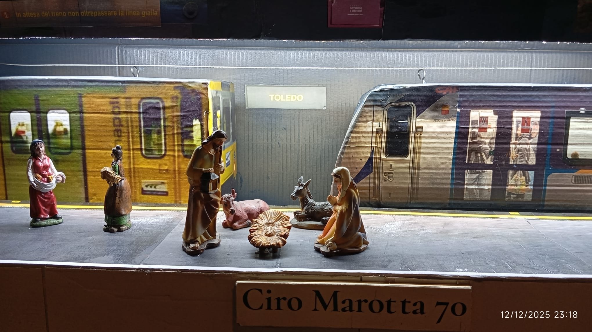 La scena della Natività nel presepe all’interno della stazione Toledo della Linea 1 della metro