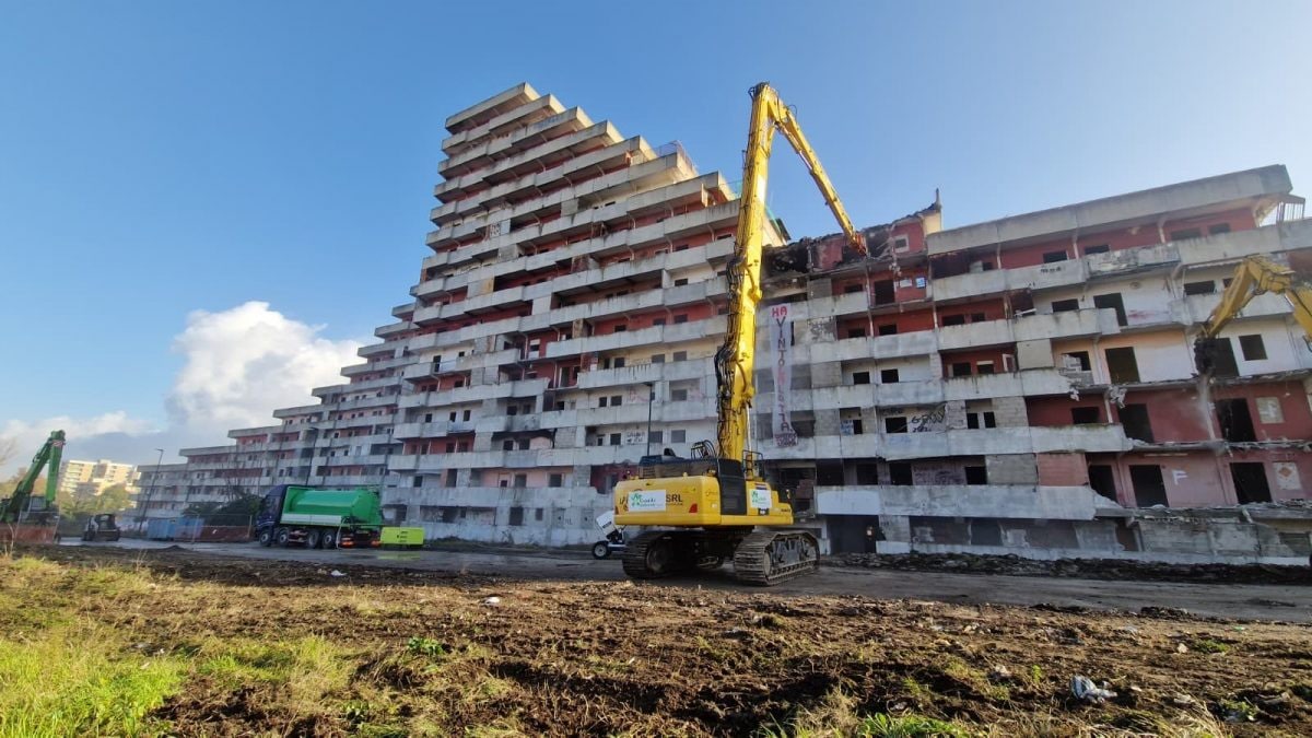 La ruspa in azione per abbattere la Vela Rossa di Scampia (Foto: Fanpage.it)