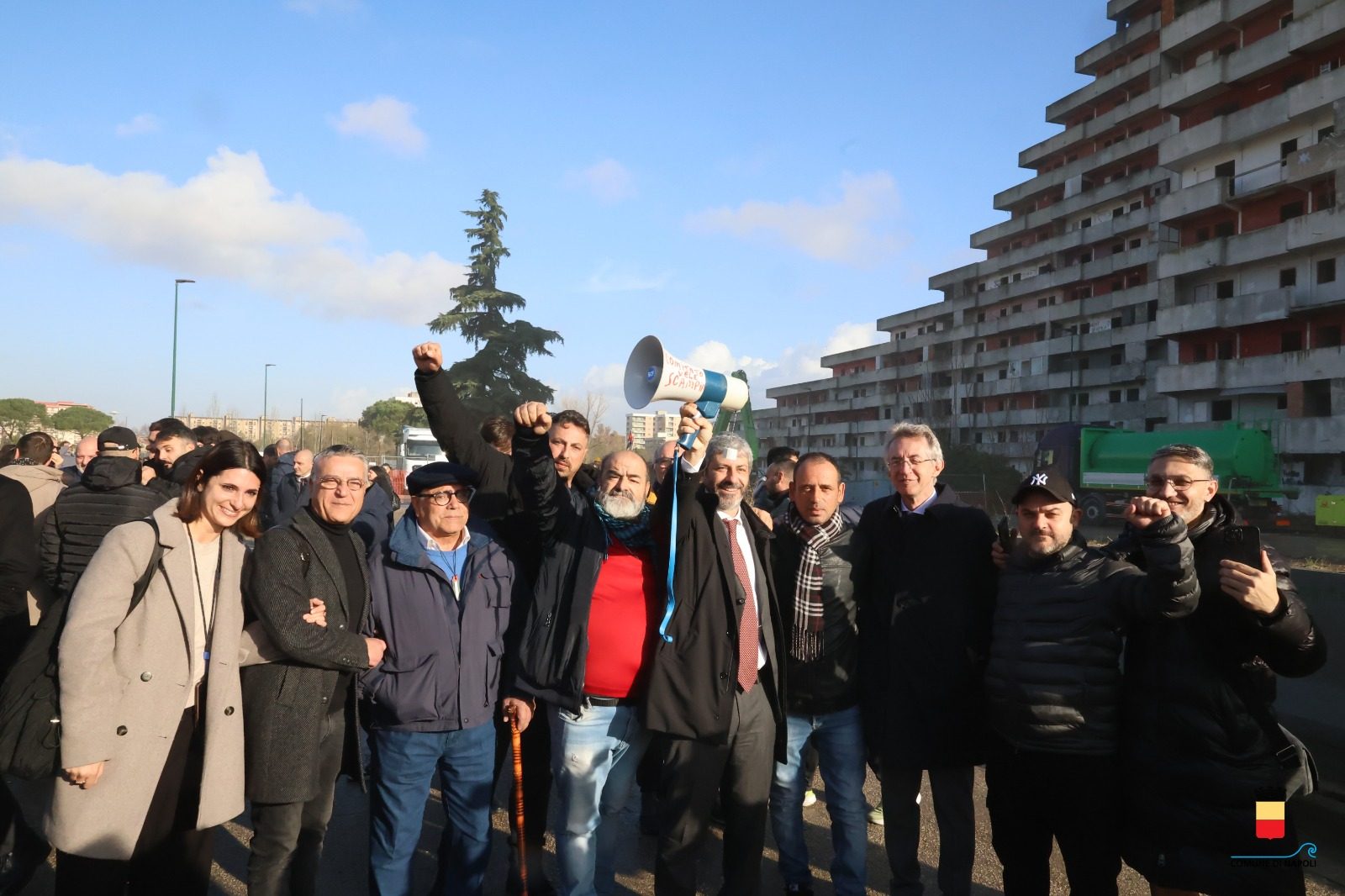 Il sindaco di Napoli Gaetano Manfredi e il presidente della Regione Campania Roberto Fico insieme al Comitato Vele Scampia (Foto: Fanpage.it)