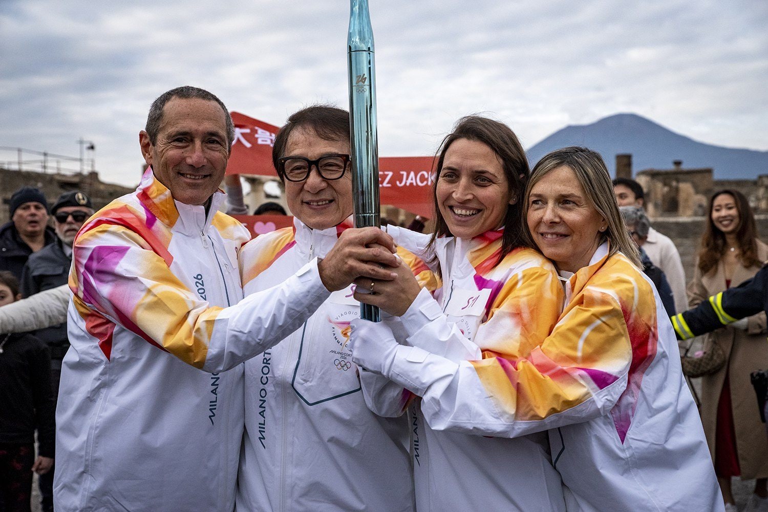 Cortina 2026, la Fiamma Olimpica tra Napoli e provincia: a Pompei c'è Jackie Chan tedoforo