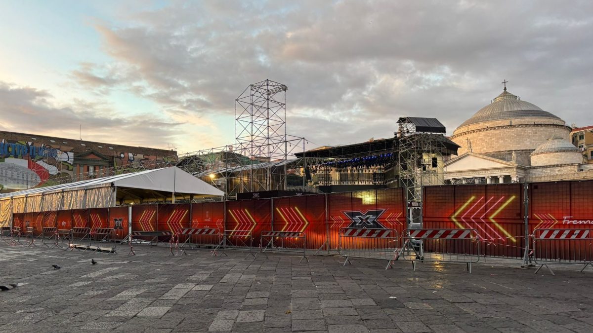 Il palco della Finale di X Factor 2025 in piazza del Plebiscito / Fanpage.it
