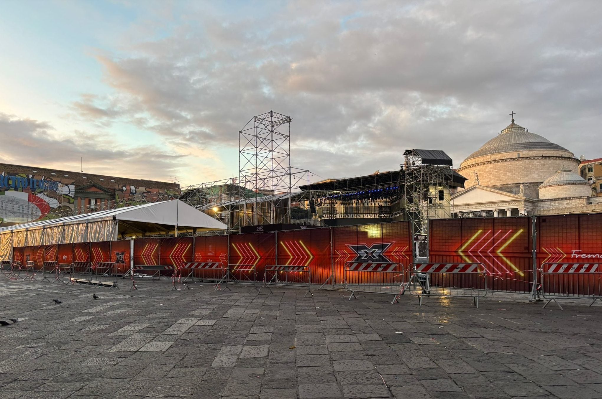 Finale di X Factor 2025 a Napoli, pronto il palco in piazza del Plebiscito: il piano traffico