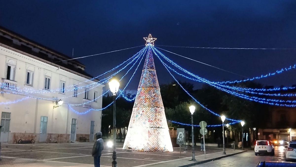 L’albero realizzato ad uncinetto ad Orta di Atella