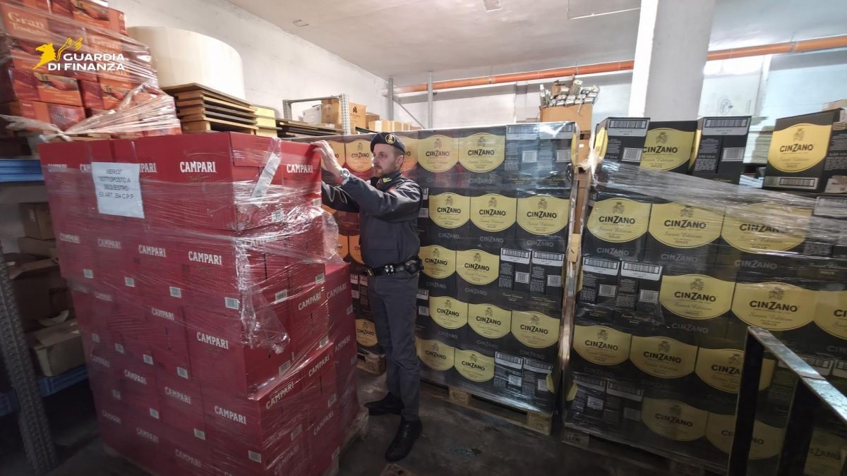 Le bottiglie di alcol rubate rinvenute nel Salernitano