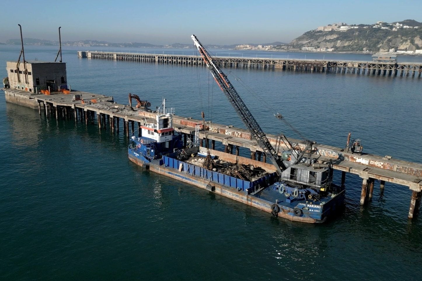 La demolizione del pontile centrale dell’ex Italsider / Fanpage.it