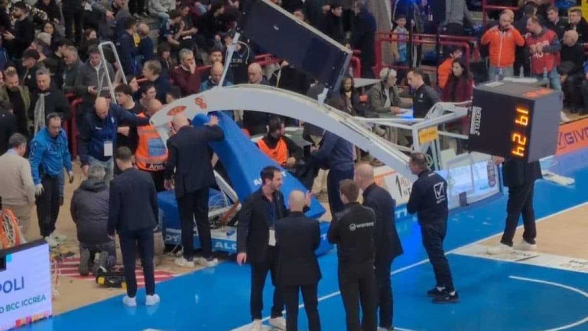Il canestro crollato durante la partita tra Napoli e Cantù al PalaBarbuto