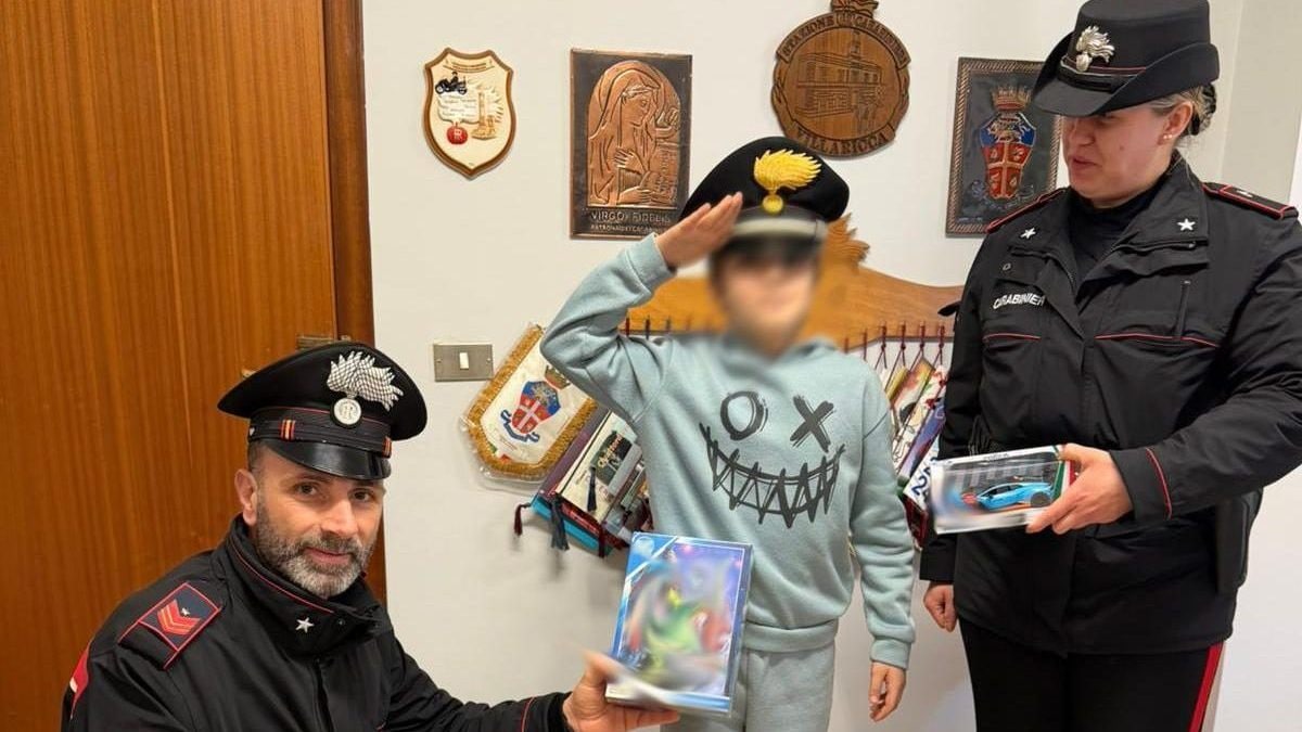 Il bimbo coi due carabinieri