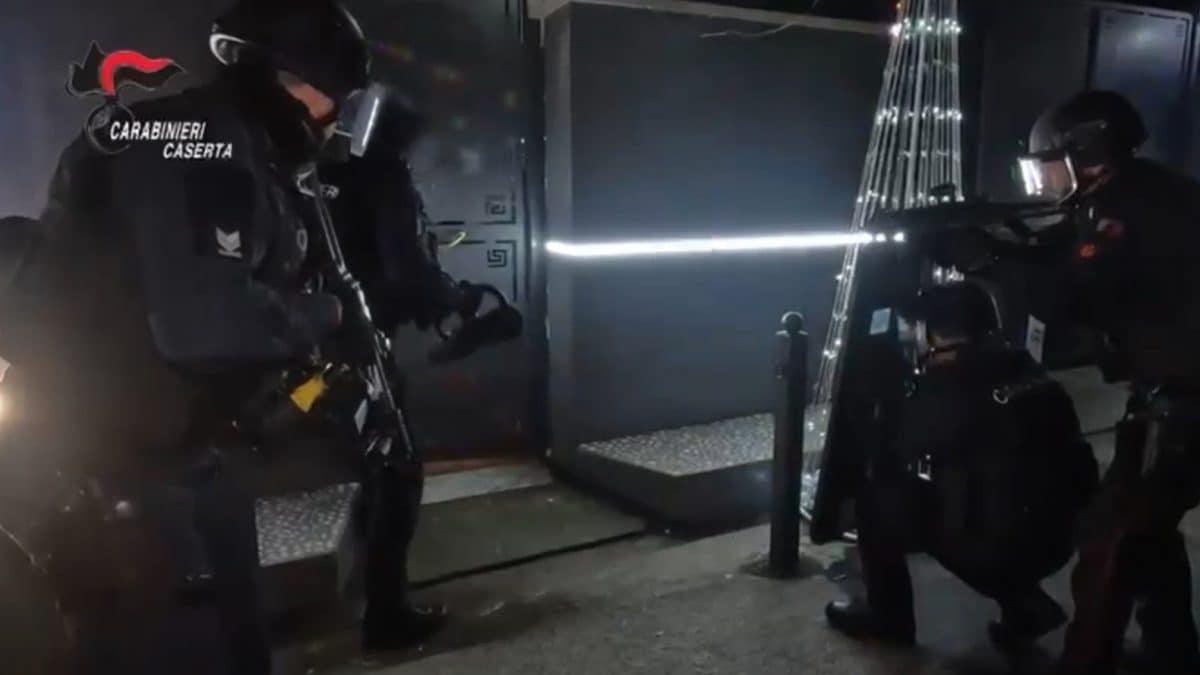 Il blitz dei carabinieri a Mondragone (Caserta)