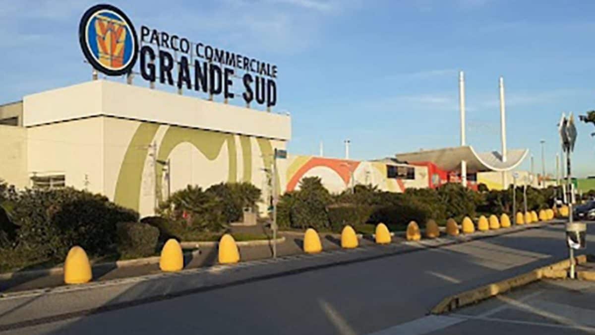 L’esterno del centro commerciale Grande Sud di Giugliano