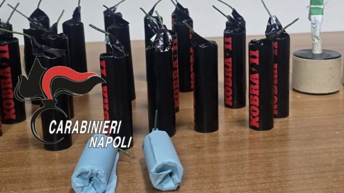 I botti illegali sequestrati dai carabinieri a Cercola (Napoli)