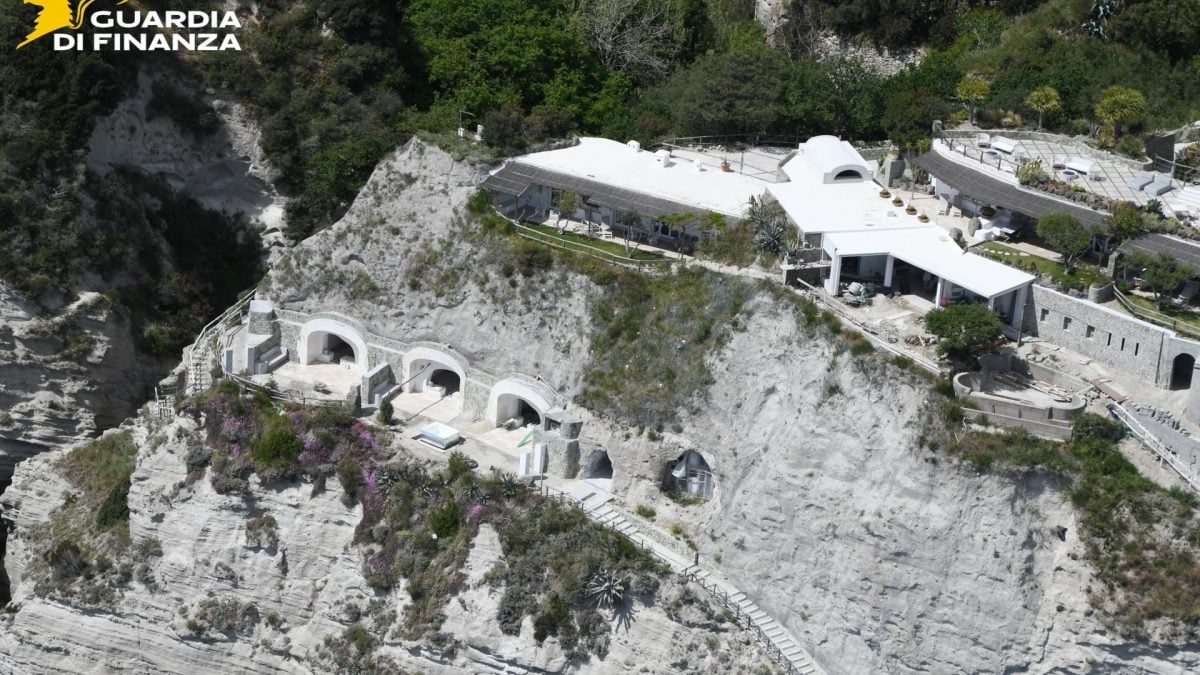 Gli abusi rilevati dalla Guardia di Finanza nel resort di Ischia