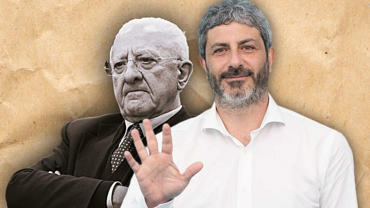 Vincenzo De Luca sullo sfondo. In primo piano, Roberto Fico