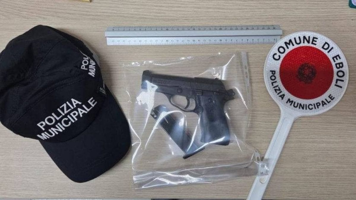 La pistola rinvenuta dalla Polizia Locale ad Eboli (Salerno)