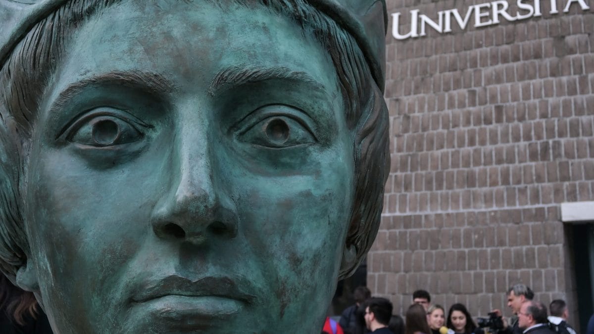 Il busto di Federico II di Svevia davanti alla Nuova Università di Scampia