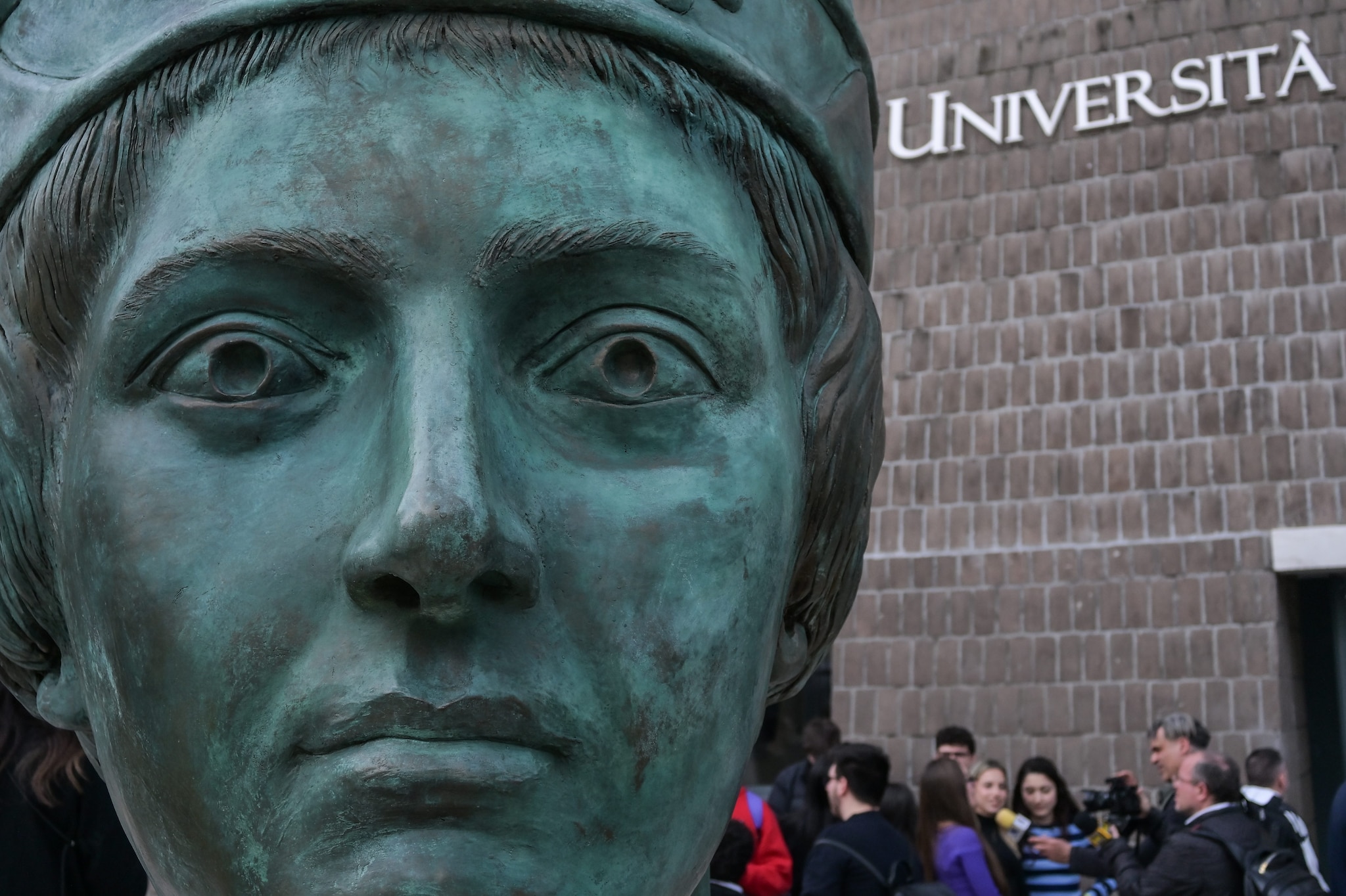 Il busto di Federico II di Svevia davanti alla Nuova Università di Scampia
